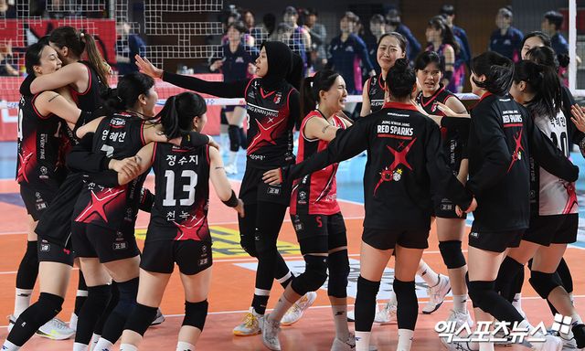 정관장 선수들이 지난 4일 대전 충무체육관에서 열린 V리그 여자부 챔피언결정전 3차전 흥국생명과의 경기에서 승리 후 기뻐하고 있다. 엑스포츠뉴스 DB
