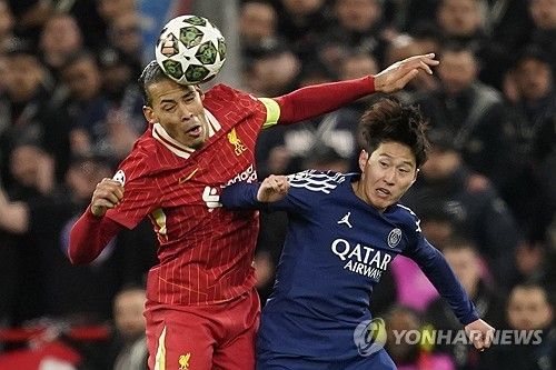 루이스 엔리게 감독이 이끄는 PSG가 6일(한국시간) 프랑스 파리에 있는 파르크 데 프랭스에서 열린 앙제와의 2024-2025시즌 리그1 28라운드 홈 경기에서 데지레 두에의 결승 골로 1-0으로 승리했다.&nbsp; 이제 승점 74(23승 5무)가 된 PSG는 2위 AS모나코(승점 50)와의 승점 차를 24점으로 벌렸다. 18개 팀 체제로 34경기를 치르는 리그1은 남은 6경기 결과에 상관없이 모나코가 PSG를 추격할 수 없어 PSG의 조기 우승이 확정됐다.&nbsp;연합뉴스