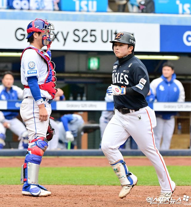 5일 오후 대구삼성라이온즈파크에서 열린 '2025 신한 SOL Bank KBO리그' 한화 이글스와 삼성 라이온즈의 경기, 8회말 2사 한화 문현빈이 솔로 홈런을 날린 후 그라운드를 돌고 있다. 엑스포츠뉴스DB