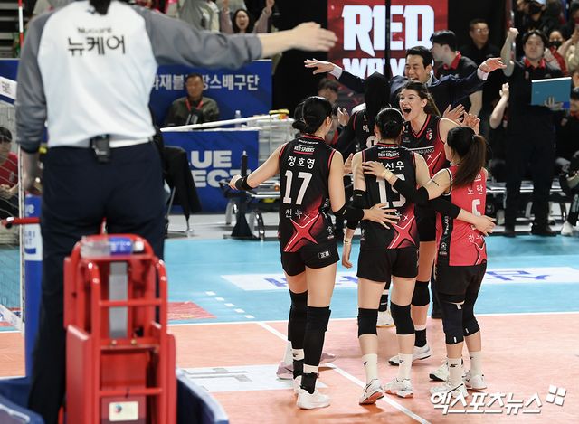 정관장 선수들이 6일 대전 충무체육관에서 열린 V리그 여자부 챔피언결정전 4차전 흥국생명과의 경기에서 승리한 뒤 세리머니하고 있다. 엑스포츠뉴스 대전, 고아라 기자