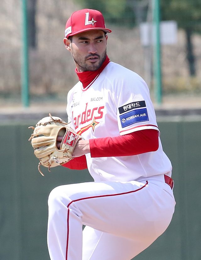 SSG 랜더스 미치 화이트는 6일 강화 SSG퓨처스필드에서 열린 두산 베어스와의 2025 메디힐 KBO 퓨처스리그 경기에 선발투수로 등판해 2이닝 29구 2피안타 3탈삼진 1실점을 기록했다. SSG 랜더스