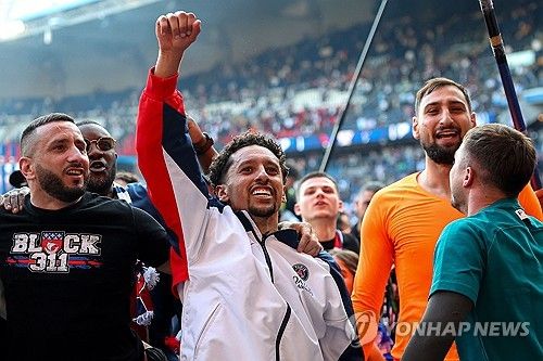 루이스 엔리게 감독이 이끄는 PSG가 6일(한국시간) 프랑스 파리에 있는 파르크 데 프랭스에서 열린 앙제와의 2024-2025시즌 리그1 28라운드 홈 경기에서 데지레 두에의 결승 골로 1-0으로 승리했다.&nbsp; 이제 승점 74(23승 5무)가 된 PSG는 2위 AS모나코(승점 50)와의 승점 차를 24점으로 벌렸다. 18개 팀 체제로 34경기를 치르는 리그1은 남은 6경기 결과에 상관없이 모나코가 PSG를 추격할 수 없어 PSG의 조기 우승이 확정됐다.&nbsp;연합뉴스