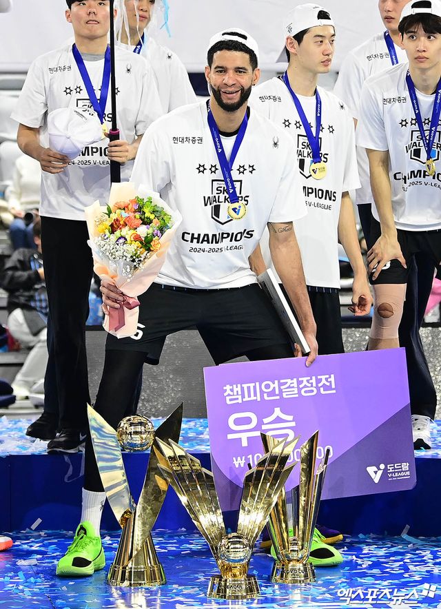 현대캐피탈 레오가 5일 인천 계양체육관에서 열린 V리그 남자부 챔피언결정전 3차전 대한항공과의 경기에서 우승한 뒤 기념촬영하고 있다. 엑스포츠뉴스 인천, 박지영 기자