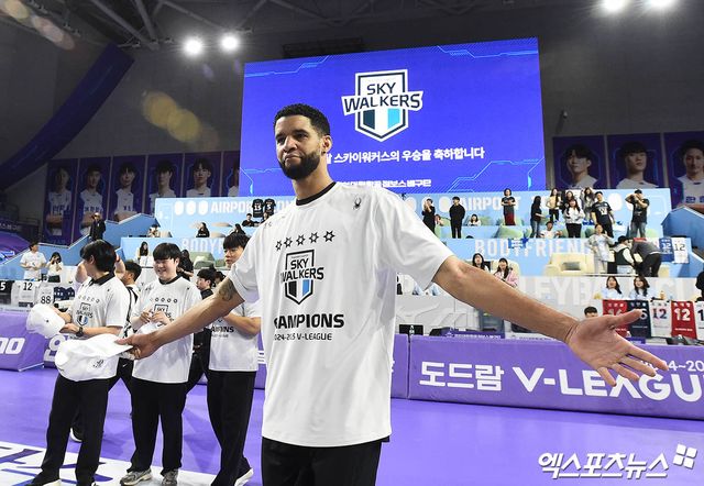 현대캐피탈 레오가 5일 인천 계양체육관에서 열린 V리그 남자부 챔피언결정전 3차전 대한항공과의 경기에서 우승한 뒤 세리머니하고 있다. 엑스포츠뉴스 인천, 박지영 기자