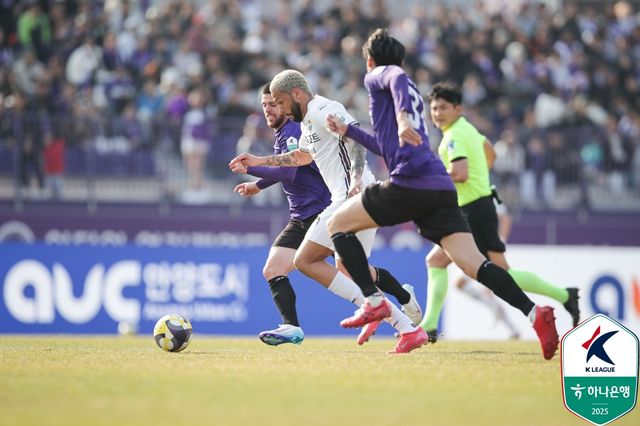 안양FC는 6일 안양종합운동장에서 열린 강원FC와의 하나은행 K리그1 2025 7라운드 맞대결에서 후반 39분에 터진 최규현의 환상적인 발리 선제골과 후반 추가시간 토마스의 쐐기골에 힘입어 2-0 승리를 거뒀다. 이날 승리로 안양은 승점 9(3승4패)로 늘리면서 7위로 올라섰고 7경기 만에 2025시즌 처음으로 홈경기에서 승리를 거두는데 성공했다. 반면에 최근 연패에 빠진 강원은 안양 원정에서도 고개를 숙이면서 3연패를 기록했다. 한국프로축구연맹 제공