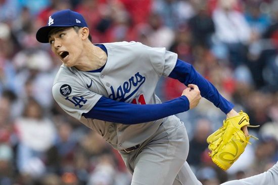 LA 다저스 투수 사사키 로키가 6일 필라델피아전에 선발 등판해 4이닝 1실점을 기록했다. AP 연합뉴스
