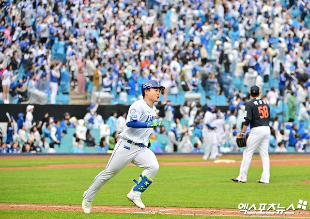 5일 오후 대구삼성라이온즈파크에서 열린 '2025 신한 SOL Bank KBO리그' 한화 이글스와 삼성 라이온즈의 경기, 8회말 1사 삼성 김헌곤이 솔로 홈런을 날리고 있다. 엑스포츠뉴스DB
