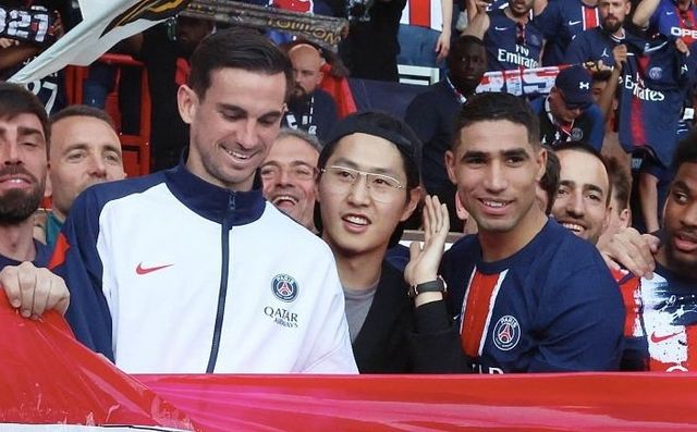 루이스 엔리게 감독이 이끄는 PSG가 6일(한국시간) 프랑스 파리에 있는 파르크 데 프랭스에서 열린 앙제와의 2024-2025시즌 리그1 28라운드 홈 경기에서 데지레 두에의 결승 골로 1-0으로 승리했다.&nbsp; 이제 승점 74(23승 5무)가 된 PSG는 2위 AS모나코(승점 50)와의 승점 차를 24점으로 벌렸다. 18개 팀 체제로 34경기를 치르는 리그1은 남은 6경기 결과에 상관없이 모나코가 PSG를 추격할 수 없어 PSG의 조기 우승이 확정됐다.&nbsp; PSG