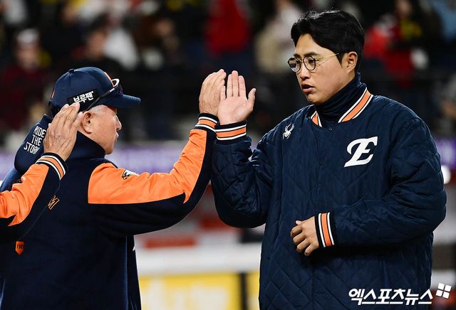 28일 오후 대전한화생명볼파크에서 열린 '2025 신한 SOL Bank KBO리그' 한화 이글스와 KIA 타이거즈의 경기, 한화가 선발투수 폰세의 7이닝 2실점 호투와 타선의 활약에 힘입어 7:2의 스코어로 승리하며 4연패를 끊어냈다. 경기 종료 후 한화 김경문 감독이 채은성과 하이파이브를 나누고 있다. 엑스포츠뉴스DB