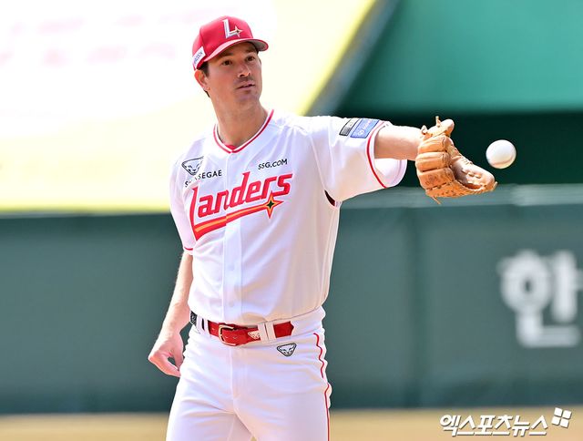 SSG 투수 앤더슨은 6일 출산휴가를 끝내고 귀국한다. 그는 지난달 28일 고척 키움전 이후 아내 출산을 지켜보고자 일본으로 떠났다. 엑스포츠뉴스 DB