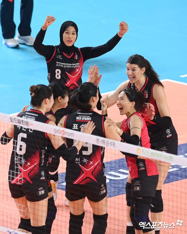 정관장 메가와 선수들이 6일 대전 충무체육관에서 열린 V리그 여자부 챔피언결정전 4차전 흥국생명과의 경기에서 득점 후 세리머니하고 있다. 엑스포츠뉴스 대전, 고아라 기자