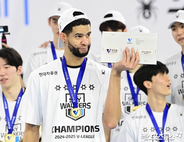 현대캐피탈 레오가 5일 인천 계양체육관에서 열린 V리그 남자부 챔피언결정전 3차전 대한항공과의 경기에서 우승한 뒤 기념촬영을 준비하고 있다. 엑스포츠뉴스 인천, 박지영 기자