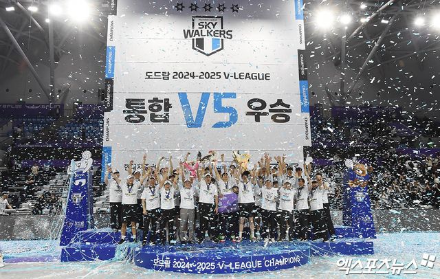 현대캐피탈 선수단이 5일 인천 계양체육관에서 열린 V리그 남자부 챔피언결정전 3차전 대한항공과의 경기에서 우승한 뒤 세리머니하고 있다. 엑스포츠뉴스 인천, 박지영 기자