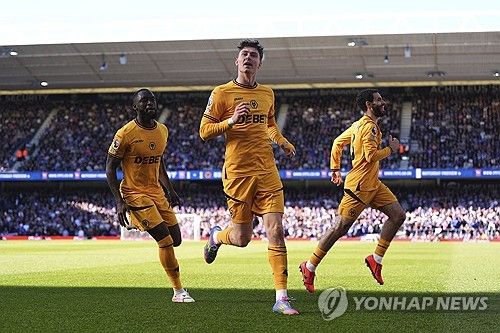 비토르 페레이라 감독이 이끄는 울버햄튼이 6일(한국시간) 영국 입스위치에 있는 포트먼 로드에서 열린 입스위치 타운과의 2024-2025시즌 프리머이륵 31라운드 원정 경기에서 2-1로 역전승을 거뒀다.&nbsp; 황희찬은 이날 교체 명단에 들어 후반 교체 투입을 준비했지만, 동료 외르겐 스트란드 라르센의 역전 골이 터지면서 교체하지 못해 3경기 연속 결장해야 했다.연합뉴스