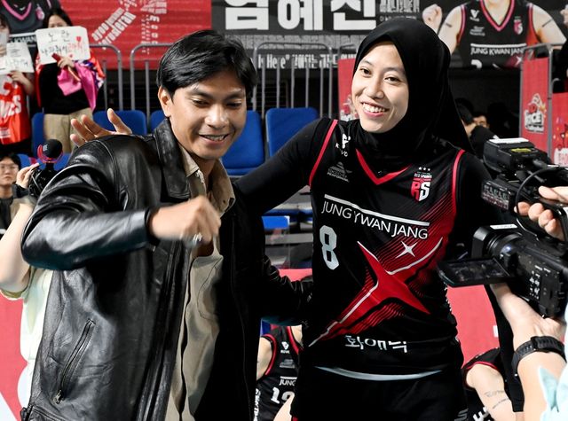 왼쪽부터 정관장 메가의 남자 친구인 인도네시아 핀수영 국가대표 디오 노반드라, 메가. 지난 4일 챔피언결정전에서 승리 후 함께 미소 짓고 있다. KOVO