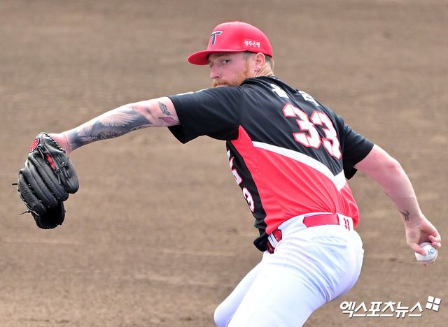 KIA 투수 올러는 6일 잠실구장에서 열릴 '2025 신한 SOL Bank KBO 리그' LG와 정규시즌 두 번째 맞대결에서 선발 등판한다. 외국인 원투펀치로 제 몫을 해주리라 기대감이 따르고 있다. 엑스포츠뉴스 DB