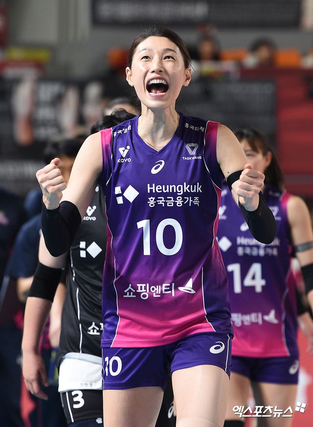 흥국생명 김연경이 지난 4일 대전 충무체육관에서 열린 V리그 여자부 챔피언결정전 3차전 정관장과의 경기에서 세트 승리 후 기뻐하고 있다. 엑스포츠뉴스 DB