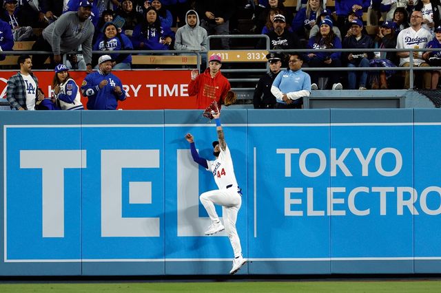 다저스 외야수 파헤스는 7일(한국시간) 시티즌스 뱅크 파크에서 열린 '2025 메이저리그' 필라델피아전에서 9번타자 중견수로 선발 출전했다. 7회말 역전패 원인이 된 치명적인 수비 실책을 저질렀다. 타격 부진도 겹치며 김혜성과 자리를 바꿀 것으로 예상된다. 연합뉴스 AP