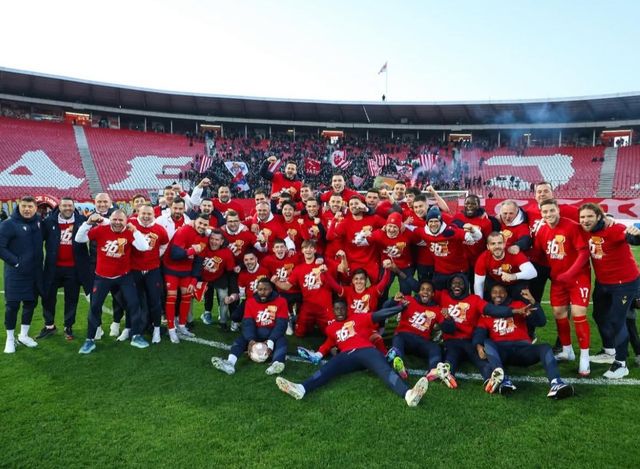 FK츠르베나 즈베즈다는 7일(한국시간) 세르비아 베오그라드에 위치한 스타디온 라이코 미티치에서 열린 OFK 베오그라드와의 2024-2025시즌 세르비아 수페르리가 30라운드 홈경기에서 3-1 승리를 거뒀다. 이날 승리로 즈베즈다는 리그 조기 우승을 확정지었다. 대한민국 국가대표 풀백 설영우는 이날 선발로 나와 90분 풀타임을 소화하면서 팀의 승리와 조기 우승에 일조했다. 지난해 여름 울산HD를 떠나 즈베즈다에 합류한 설영우는 데뷔 시즌에 트로피를 들어올렸다. 즈베즈다 SNS