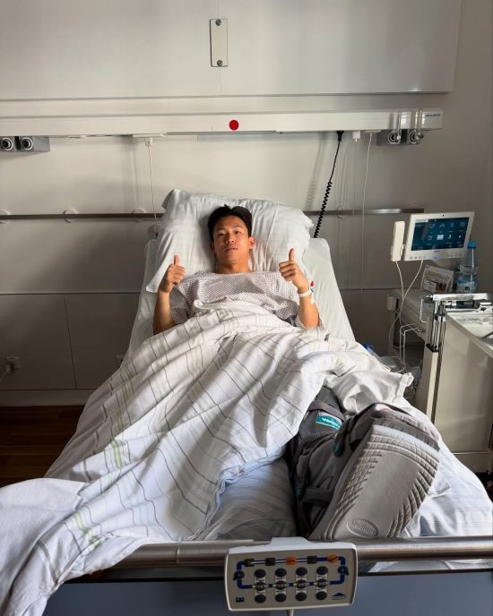 우니온 베를린이 7일(한국시간) 독일 베를린에 있는 슈타디온 안 데어 알텐 푀르스테라이에서 열린 볼프스부르크와의 2024-2025시즌 분데스리가 28라운드 홈 경기에서 베네3딕트 흘러바흐의 결승 골로 1-0으로 승리했다.베를린 선수단은 경기 후 잔류 경쟁에서 어느 정도 한숨을 돌리자 홈 팬들과 함께 환호했다. 그런 가운데 선수단은 현재 부상으로 수술을 받은 정우영의 11번 유니폼을 들고 나왔다.&nbsp;정우영 SNS