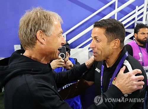 이라크 방송 '아이뉴스' 스포츠 프로그램 진행자이자 카타르 신문 '알라야' 기자인 알리 누리가 7일(한국시간) 자신의 사회관계망서비스(SNS)를 통해 이라크축구협회가 현재 아랍에미리트연합(UAE) 감독인 후세인 아무타를 차기 이라크 축구 국가대표팀 감독 1순위에 두고 협상 중이라고 전했다.&nbsp;연합뉴스