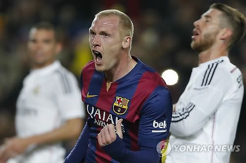 프랑스 매체 '레퀴프'가 7일(한국시간) 과거 바르셀로나에서 뛰었던 스타 수비수 제레미 마티유의 깜짝 놀랄 근황을 전했다.&nbsp;연합뉴스