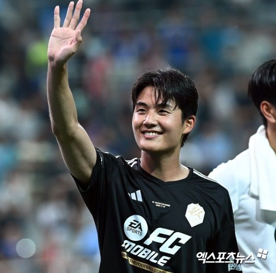 FK츠르베나 즈베즈다는 7일(한국시간) 세르비아 베오그라드에 위치한 스타디온 라이코 미티치에서 열린 OFK 베오그라드와의 2024-2025시즌 세르비아 수페르리가 30라운드 홈경기에서 3-1 승리를 거뒀다. 이날 승리로 즈베즈다는 리그 조기 우승을 확정지었다. 대한민국 국가대표 풀백 설영우는 이날 선발로 나와 90분 풀타임을 소화하면서 팀의 승리와 조기 우승에 일조했다. 지난해 여름 울산HD를 떠나 즈베즈다에 합류한 설영우는 데뷔 시즌에 트로피를 들어올렸다. 엑스포츠뉴스DB