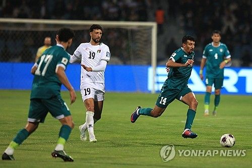 이라크 방송 '아이뉴스' 스포츠 프로그램 진행자이자 카타르 신문 '알라야' 기자인 알리 누리가 7일(한국시간) 자신의 사회관계망서비스(SNS)를 통해 이라크축구협회가 현재 아랍에미리트연합(UAE) 감독인 후세인 아무타를 차기 이라크 축구 국가대표팀 감독 1순위에 두고 협상 중이라고 전했다.&nbsp;연합뉴스