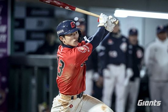 롯데 자이언츠 내야수 전민재가 친정 팀 두산 베어스와 첫 맞대결에서 인상적인 활약을 선보였다. 롯데 자이언츠