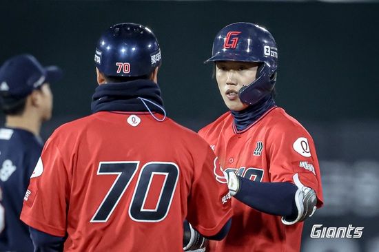 롯데 자이언츠 내야수 전민재가 친정 팀 두산 베어스와 첫 맞대결에서 인상적인 활약을 선보였다. 롯데 자이언츠