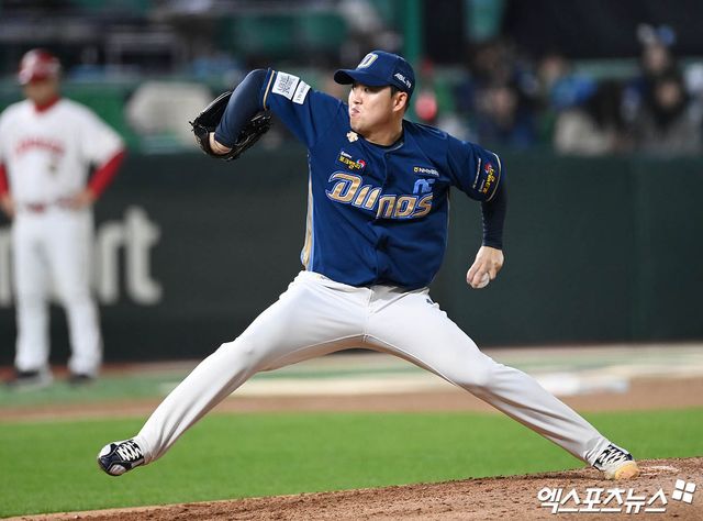 NC 투수 최성영은 지난 5일 고척 스카이돔에서 열린 '2025 신한 SOL Bank KBO 리그' 키움과 정규시즌 2차전에서 구원 등판했다. 최종 성적 1⅔이닝 무실점으로 호투해 승리 투수가 됐다. 전략적인 이유로 한 경기 만에 선발 투수에서 불펜으로 보직을 바꿨지만, 어느 위치에서든 팀에 활력을 불어넣고 있다. 엑스포츠뉴스 DB