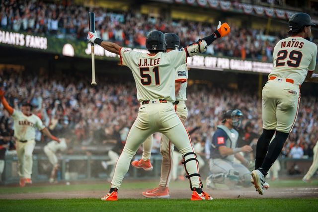 샌프란시스코 외야수 이정후(51번)는 7일(한국시간) 오라클파크에서 열린 '2025 메이저리그' 시애틀전에서 3번타자 중견수로 선발 출전했다. 이날 2루타 한 방을 포함해 멀티히트로 활약해 5-4 팀 승리에 보탬이 됐다. 시즌 타율은 종전 0.321에서 0.344로 상승했다. 연합뉴스 AP