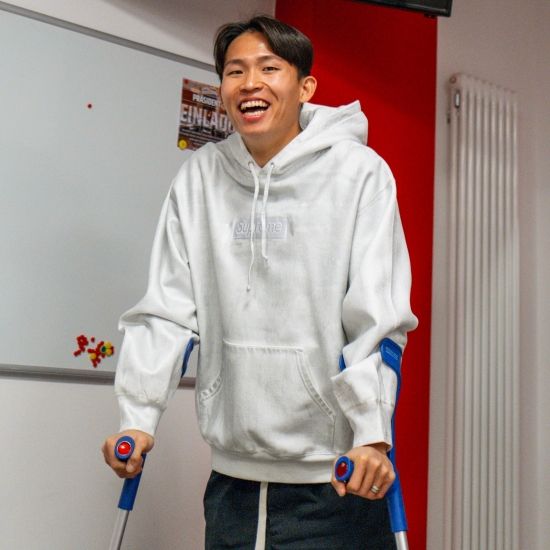 우니온 베를린이 7일(한국시간) 독일 베를린에 있는 슈타디온 안 데어 알텐 푀르스테라이에서 열린 볼프스부르크와의 2024-2025시즌 분데스리가 28라운드 홈 경기에서 베네3딕트 흘러바흐의 결승 골로 1-0으로 승리했다.베를린 선수단은 경기 후 잔류 경쟁에서 어느 정도 한숨을 돌리자 홈 팬들과 함께 환호했다. 그런 가운데 선수단은 현재 부상으로 수술을 받은 정우영의 11번 유니폼을 들고 나왔다.&nbsp;베를린 SNS