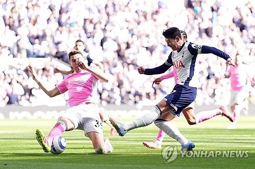 토트넘이 6일(한국시간) 사회관계망서비스(SNS)를 통해 손흥민의 구단 통산 450경기 출장 기록을 소개하며 축하했다.&nbsp; 손흥민은 이날 영국 런던에 있는 토트넘 홋스퍼 스타디움에서 열린 사우샘프턴과의 2024-2025시즌 프리미어리그 31라운드 맞대결에 선발 출장했다.&nbsp;연합뉴스