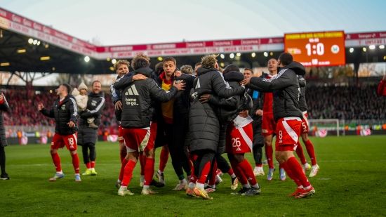 우니온 베를린이 7일(한국시간) 독일 베를린에 있는 슈타디온 안 데어 알텐 푀르스테라이에서 열린 볼프스부르크와의 2024-2025시즌 분데스리가 28라운드 홈 경기에서 베네3딕트 흘러바흐의 결승 골로 1-0으로 승리했다.베를린 선수단은 경기 후 잔류 경쟁에서 어느 정도 한숨을 돌리자 홈 팬들과 함께 환호했다. 그런 가운데 선수단은 현재 부상으로 수술을 받은 정우영의 11번 유니폼을 들고 나왔다.&nbsp;베를린 SNS