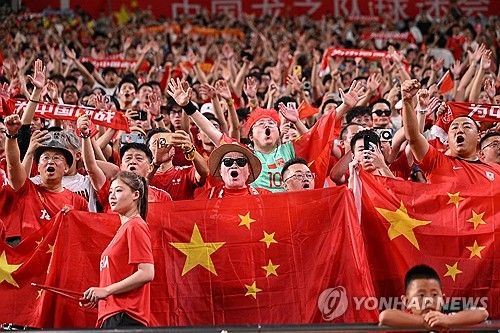 중국 U-17 축구 대표팀이 4일(한국시간) 사우디아라비아 타이프에 있는 킹파흐드 스포츠 시티 스타디움에서 열린 사우디아라비아와의 2025 아시아축구연맹(AFC) U-17 아시안컵 A조 첫 경기에서 1-2로 패했다. 연합뉴스