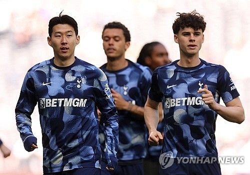 토트넘이 6일(한국시간) 사회관계망서비스(SNS)를 통해 손흥민의 구단 통산 450경기 출장 기록을 소개하며 축하했다.&nbsp; 손흥민은 이날 영국 런던에 있는 토트넘 홋스퍼 스타디움에서 열린 사우샘프턴과의 2024-2025시즌 프리미어리그 31라운드 맞대결에 선발 출장했다.&nbsp;연합뉴스