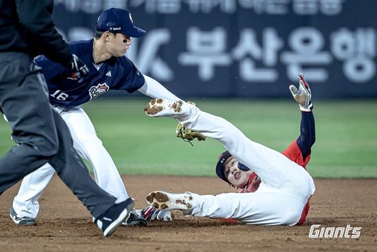 롯데 자이언츠 내야수 전민재가 친정 팀 두산 베어스와 첫 맞대결에서 인상적인 활약을 선보였다. 롯데 자이언츠