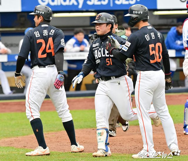 5일 오후 대구삼성라이온즈파크에서 열린 '2025 신한 SOL Bank KBO리그' 한화 이글스와 삼성 라이온즈의 경기, 9회초 2사 1,2루 한화 문현빈이 스리런 홈런을 날린 후 기뻐하고 있다. 엑스포츠뉴스DB