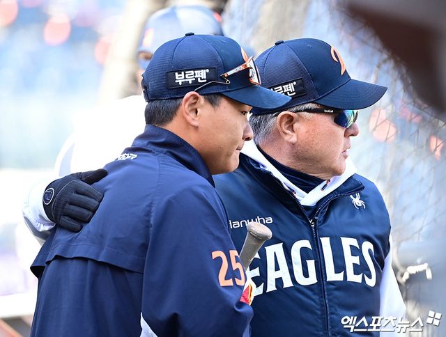 28일 오후 대전한화생명볼파크에서 열리는 '2025 신한 SOL Bank KBO리그' 한화 이글스와 KIA 타이거즈의 경기에 앞서 한화 김경문 감독이 타격 훈련 중 김태연을 격려하고 있다. 엑스포츠뉴스DB