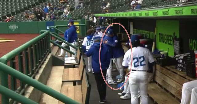 다저스 내야수 김혜성은 메이저리그 콜업될 수 있을까. 현재 트리플A에서 뛰고 있는 그는 결장했지만, 동료의 축하를 받았다. 미국 현지에서는 김혜성의 빅리그행이 멀지 않았다고 추측하고 있다. 트위터 캡처