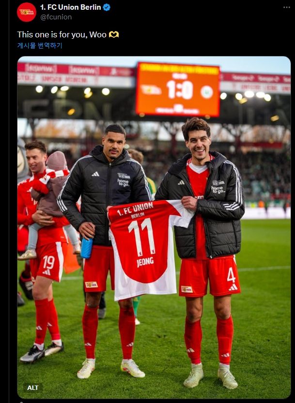 우니온 베를린이 7일(한국시간) 독일 베를린에 있는 슈타디온 안 데어 알텐 푀르스테라이에서 열린 볼프스부르크와의 2024-2025시즌 분데스리가 28라운드 홈 경기에서 베네3딕트 흘러바흐의 결승 골로 1-0으로 승리했다.베를린 선수단은 경기 후 잔류 경쟁에서 어느 정도 한숨을 돌리자 홈 팬들과 함께 환호했다. 그런 가운데 선수단은 현재 부상으로 수술을 받은 정우영의 11번 유니폼을 들고 나왔다.&nbsp;베를린 SNS