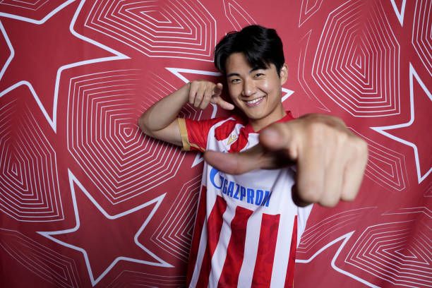 FK츠르베나 즈베즈다는 7일(한국시간) 세르비아 베오그라드에 위치한 스타디온 라이코 미티치에서 열린 OFK 베오그라드와의 2024-2025시즌 세르비아 수페르리가 30라운드 홈경기에서 3-1 승리를 거뒀다. 이날 승리로 즈베즈다는 리그 조기 우승을 확정지었다. 대한민국 국가대표 풀백 설영우는 이날 선발로 나와 90분 풀타임을 소화하면서 팀의 승리와 조기 우승에 일조했다. 지난해 여름 울산HD를 떠나 즈베즈다에 합류한 설영우는 데뷔 시즌에 트로피를 들어올렸다. 즈베즈다 SNS