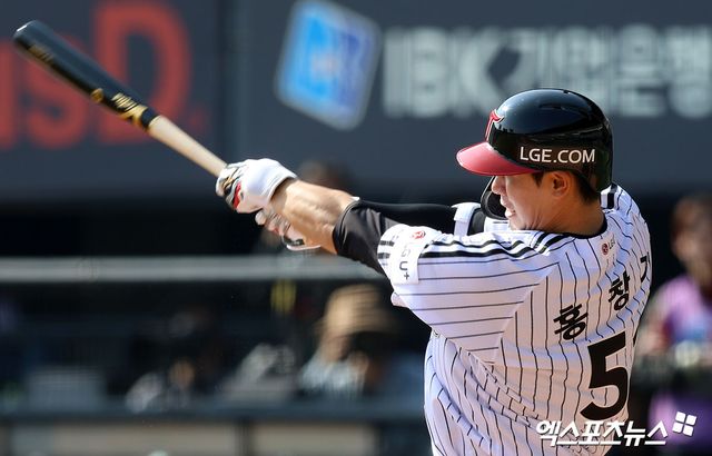 LG 외야수 홍창기는 6일 잠실구장에서 열린 '2025 신한 SOL Bank KBO 리그' KIA와 정규시즌 2차전에서 1번타자 우익수로 선발 출전했다. 2회말 2타점 적시타와 4회말 희생플라이로 3타점 경기를 펼쳐 공격에 활력을 불어넣었다. 엑스포츠뉴스 DB