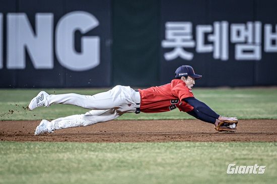 롯데 자이언츠 내야수 전민재가 친정 팀 두산 베어스와 첫 맞대결에서 인상적인 활약을 선보였다. 롯데 자이언츠