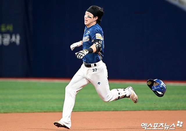 NC 외야수 박건우는 지난 6일 고척 스카이돔에서 열린 '2025 신한 SOL Bank KBO 리그' 키움과 정규시즌 세 번째 맞대결에서 5번타자 중견수로 선발 출전했다. 안타와 볼넷으로 3출루 경기를 펼쳐 공격에 활력을 불어넣던 중 왼쪽 햄스트링을 다쳐 교체됐다. 8일 병원 검진에 들어갈 예정이다. 엑스포츠뉴스 DB