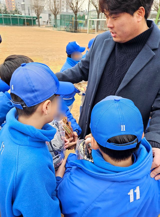 류현진재단은 7일 전국 초·중·고 야구부를 대상으로 야구용품을 지원하는 '2025 찾아가는 베이스볼 Dream' 사업 실시를 발표했다. 류현진재단