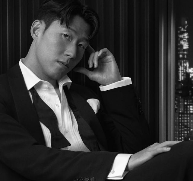 토트넘 팬들은 다니엘 레비 회장이 구단을 떠나야 한다는 거센 비판을 하고 있지만 레비 회장은 경영에서 손을 뗄 생각이 전혀 없다. 레비 회장은 '팀이 프리미어리그 14위까지 떨어져 어려운 시기에 직면했다'면서도 '없는 돈을 쓸 순 없다. 구단의 재정적 한계에 맞춰 돈을 쓰겠다'며 스쿼드 보강에 신중할 것임을 못 박았다. 이는 손흥민의 재계약에도 영향을 미칠 수 있을 전망이다. 손흥민 SNS