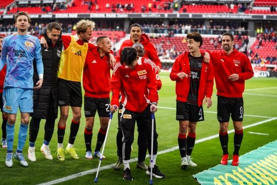 우니온 베를린이 7일(한국시간) 독일 베를린에 있는 슈타디온 안 데어 알텐 푀르스테라이에서 열린 볼프스부르크와의 2024-2025시즌 분데스리가 28라운드 홈 경기에서 베네3딕트 흘러바흐의 결승 골로 1-0으로 승리했다.베를린 선수단은 경기 후 잔류 경쟁에서 어느 정도 한숨을 돌리자 홈 팬들과 함께 환호했다. 그런 가운데 선수단은 현재 부상으로 수술을 받은 정우영의 11번 유니폼을 들고 나왔다.&nbsp;베를린 SNS