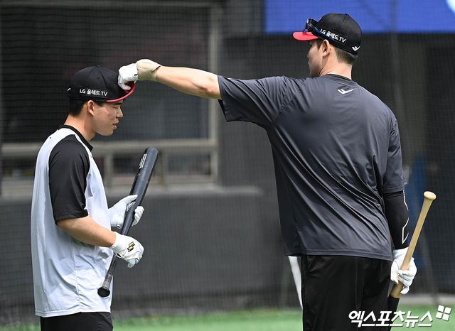 LG 외야수 홍창기(오른쪽)는 6일 잠실구장에서 열린 '2025 신한 SOL Bank KBO 리그' KIA와 정규시즌 2차전에서 1번타자 우익수로 선발 출전했다. 2회말 2타점 적시타와 4회말 희생플라이로 3타점 경기를 펼쳐 공격에 활력을 불어넣었다. 엑스포츠뉴스 DB